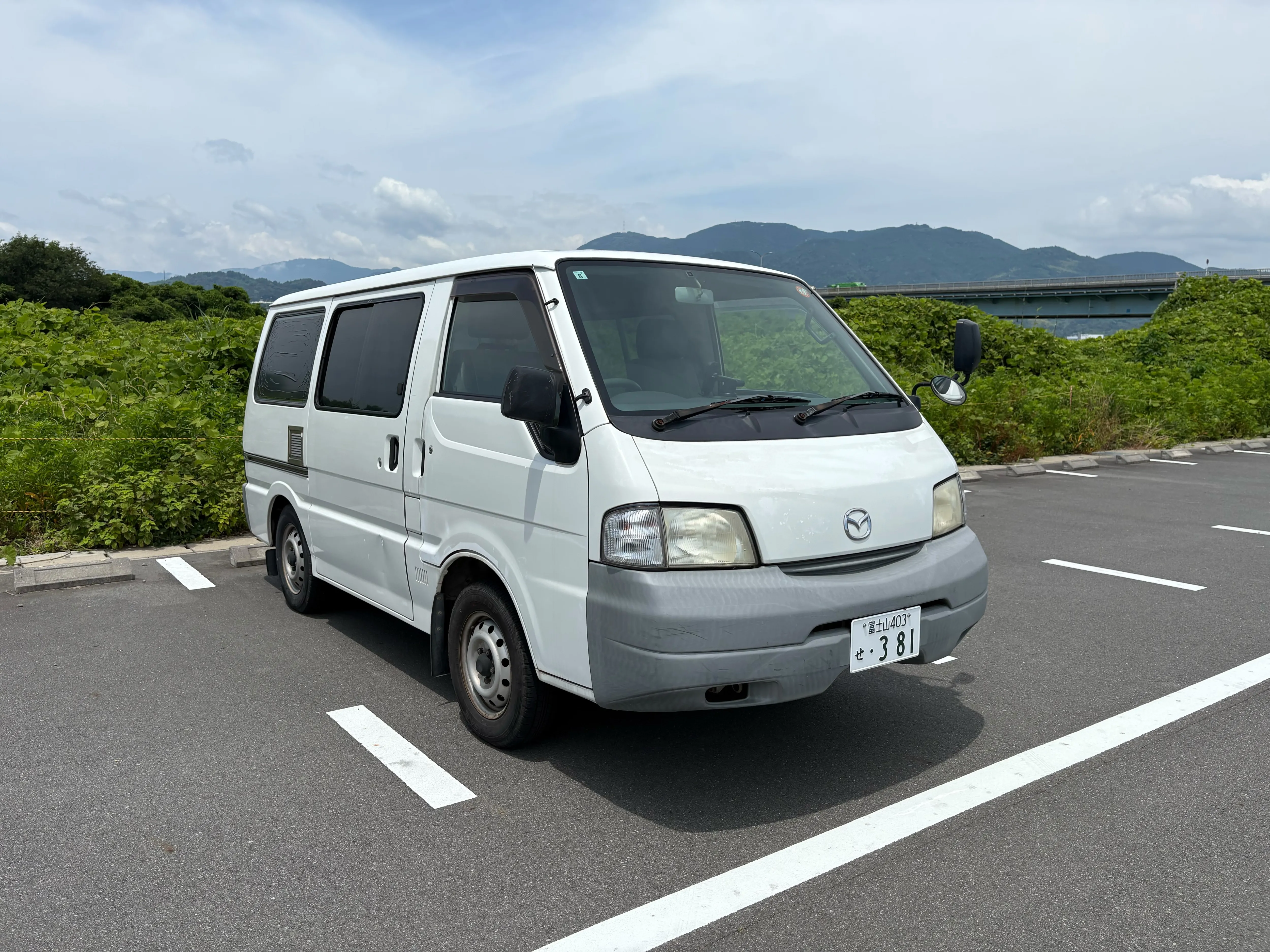 ご自宅まで訪問するペット専用移動火葬車（セレモニーカー）の外観
